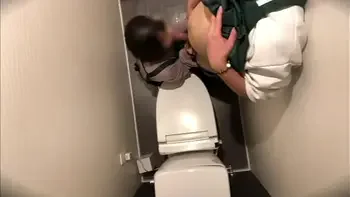 『ここでえっちはだめ…』カフェのバイト中の女子◯生とバイトリーダーが休憩時間にト◯レでセックス。