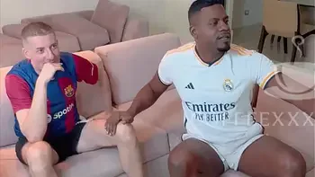 Fui assistir o jogo na casa do meu amigo ele perdeu a aposta foi buscar a cerveja enquanto isso eu deu uma surra de piroca na ESPOSA GOSTOSA na frente do CORNO SEM CAMISINHA marido feliz e a esposa tomou BANHO DE LEITE - Lina Nakamura - John Coffee