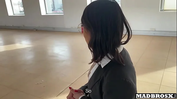 A Real Estate Agent Fucked During A Visit And In the Toilet To Sell Her Property !!!