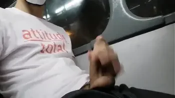 Cuarentena, día 51 y me puedo masturbar en el bus sin problema alguno incluso detrás de una madre de familia