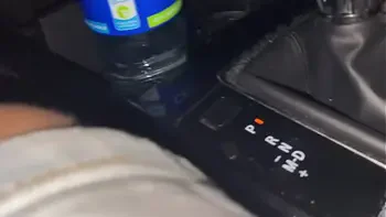 Un extraño se acercó en el carro y se ofreció a hacerme una mamada a cambio de dinero y Estuve de acuerdo y me lo tragué todo - mamada en el coche