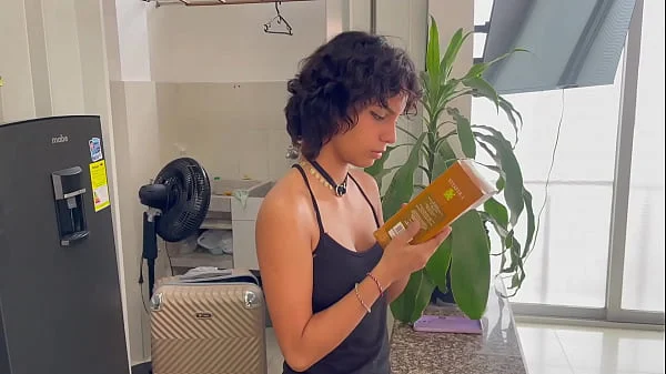 Mi pequeña hermanastra se confunde y me da viagra por accidente y termino follandola duro hasta venirme en ella.