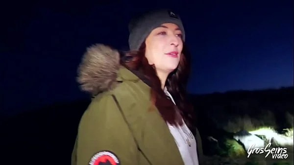Beka, brunette aux gros seins, aime la bite