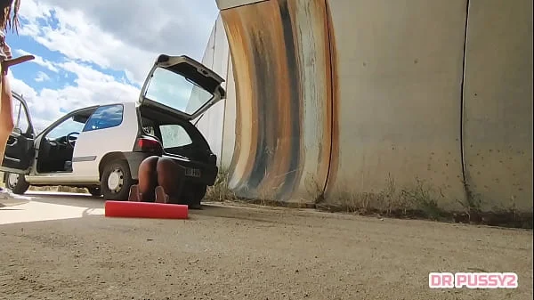 AFRICANA SEM CALCINHA TEM O CARRO AVARIADO E QUANDO SE BAIXA PARA VER O PROBLEMA É SURPREENDIDA POR DESCONHECIDO DE PAU DURO QUE A FODE NA SUA CONA QUENTE E SUCULENTA EM VÁRIAS POSIÇÕES SEM CAMISA