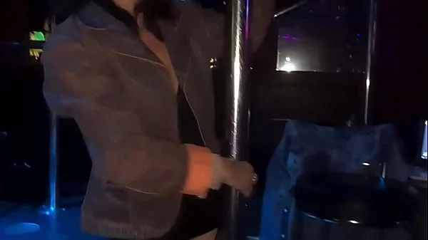 Baixinha, magrinha e novinha sentado e rebolando no pau na cabine do club de swing