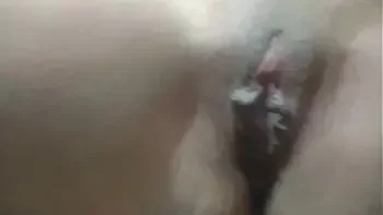 Garoto novinho perdendo a virgindade com minha esposa,ele encheu a buceta dela de porra