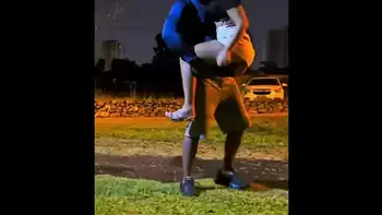 Filha do vereador da na praça para uma rola grande e grossa