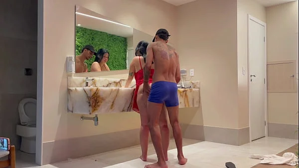 novinha ruiva rabuda sentando gostoso em um pau enorme