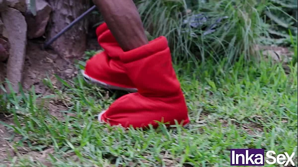 DORA LA EXPLORADORA PETITE PERUANA RECIBE TERAPIA ANAL POR BOTAS