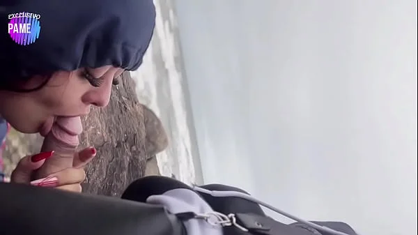 Novinho maceta rabuda na praia na frente de todos