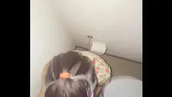 Mis amigos estaban cogiendo en los cuartos y me tuve que COGER en el baño de una casa a la morrita enfiestada! En una fiesta de compas