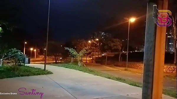 Brigou com o marido e disse que o primeiro que ela visse ia chupar o pau, dito e feito a puta da Bruna Santiny mamou um cara na praça