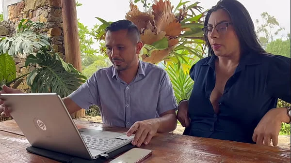 Jefe cachondo se folla a una mujer embarazada para evitar despedirla - parte 1