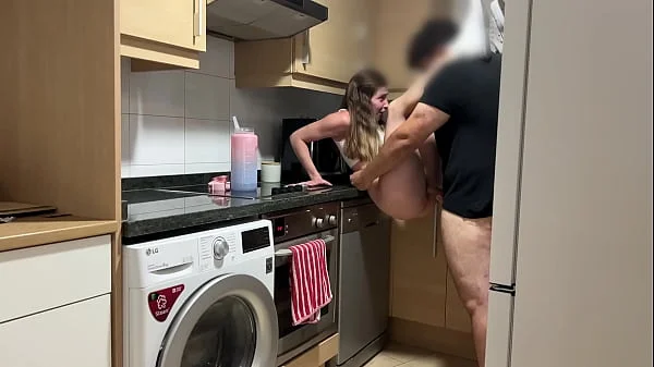 Mientras hablo por telefono con mi novio , mi padrastro me come el coño y me folla bien duro hasta se corre dentro creampie