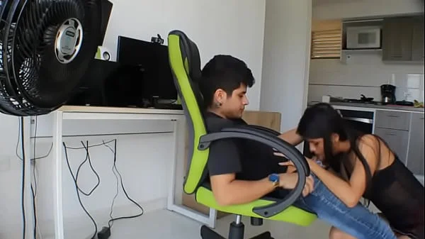 ROOMIE INDIA DELGADA Y SEXY ME CHUPA LA VERGA A CAMBIO DEL DINERO DEL ALQUILER