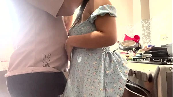 Me culeo a mi hermanastra rico en la cocina casi nos descubren
