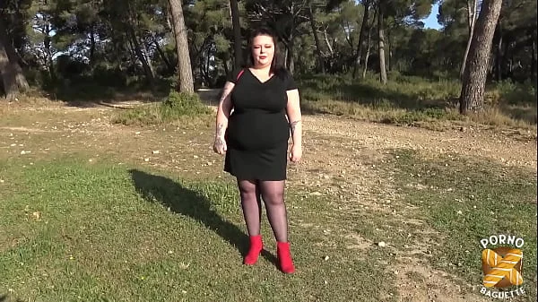 Jade, coquine aux gros seins, est fan de sodomie