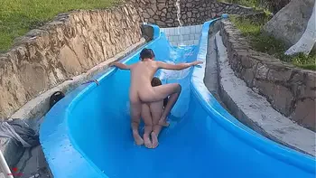 la tonta de mi hermanastra se queda atascada en la resbaladilla de la piscina y aprovecho para follarmela de manera salvaje.