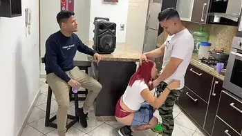 Bailando Reggaeton con la Novia de mi Amigo y Le Froto mi Polla en su Culo al Frente de el NTR Netorare