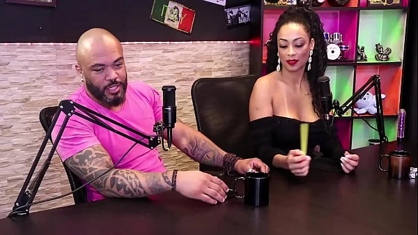 Negra gostosa foi medir o pau grande e aproveitou pra fazer um boquete