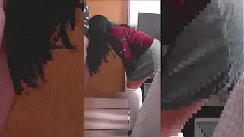 joven latina de escuela pública sólo espera salir de clases para que le metan la verga. Casero real con compañero de escuela. Cogiendo bajo la falda del uniforme