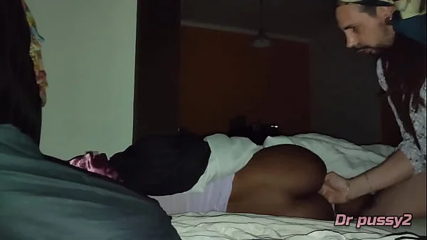 DR PUSSY2 - Homem branco tatuado de pau grande fode empregada africana e deixa o cu dela a escorrer muito esperma