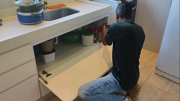 Esposa grávida traiu o marido com o encanador e deixou gozar dentro.(completo no red).