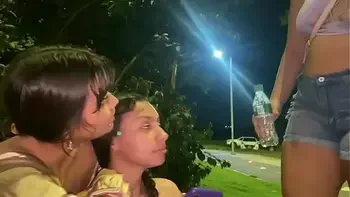 SALGO A BUSCAR A ALGUIEN PARA FOLLAR PORQUE ESTOY CACHONDA Y FOLLO CON LA HERMANASTRA PEQUEÑA DE MI AMIGA