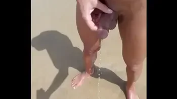 exhib de ma bite et mon cul sur la plage naturiste et pipi dans la mer, partie 1,