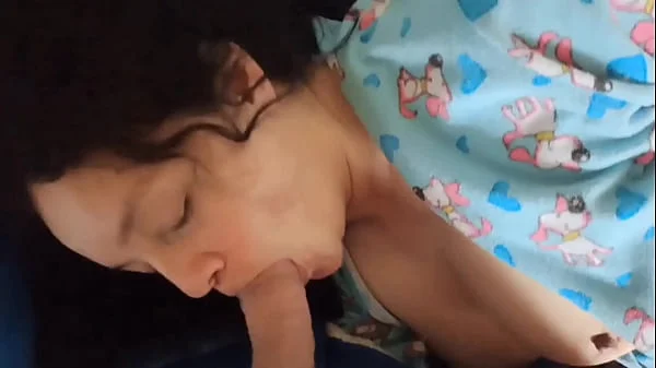 Madrastra Milf es despertada en la mañana por la verga de su hijastro que quiere que se la chupe