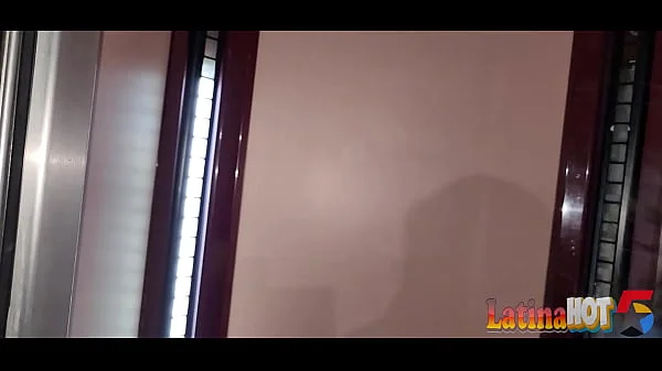 Chica de 18 años no aguanta l caliente de coño que follan a publico y casi los pillan en el pasillo del departamento de su novio el mejor amigo de su novia se la folla Mexicana pervertida infiel