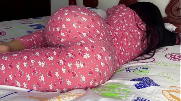 El Culo de mi Hijastra en Pijama no Puedo Dejar de Verlo - Mi Padrastro Pervertido me Quiere Follar por el Culo