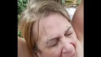 Séance d'humiliations et uro en forêt pour l'esclave F