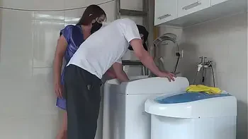 Casada provocando o técnico que foi arrumar a máquina de lavar roupas, a safada abriu o roupão na frente dele (Completo no RED e no Sheer)