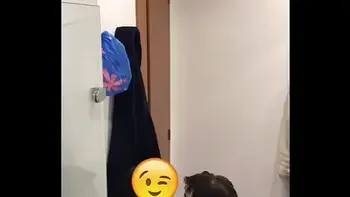 descubro a mis amigos en el baño por los fuertes gemidos