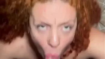 Eu e minha mulher conhecemos uma ruivinha no ano novo de Copacabana e chamamos ela pra um ménage.