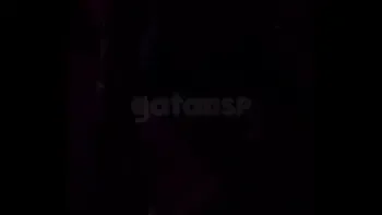 Casada conhece dois novinhos na balada, apronta na frente do corno, leva eles embora pro carro e depois fode na rua! COMPLETO RED