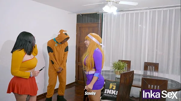 Vilma descubre a Daphne mamando la verga de Scooby y terminan follando los tres.