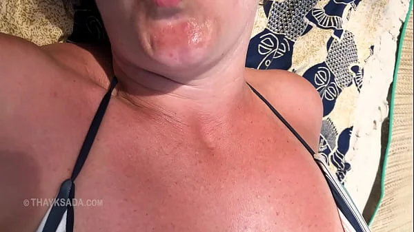 Casada com micro biquini na praia