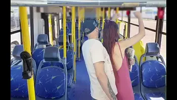 Estudande sendo encoxada por velho no onibus em público!