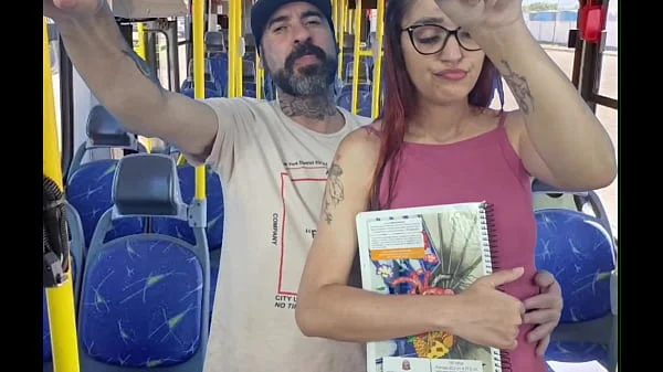 Estudande sendo encoxada por velho no onibus em público!