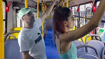 Jovem estudante leva encoxada dentro onibus!