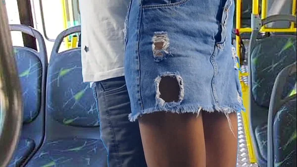 Jovem estudante leva encoxada dentro onibus!