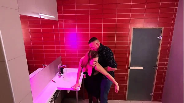 CAM IN THE PUBLIC TOILETTE IN THE NIGHT CLUB : FUCKING STRANGERS