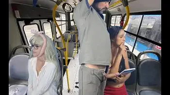 Trabalhador tira pau pra fora e encoxa mulheres dentro do ônibus em público!