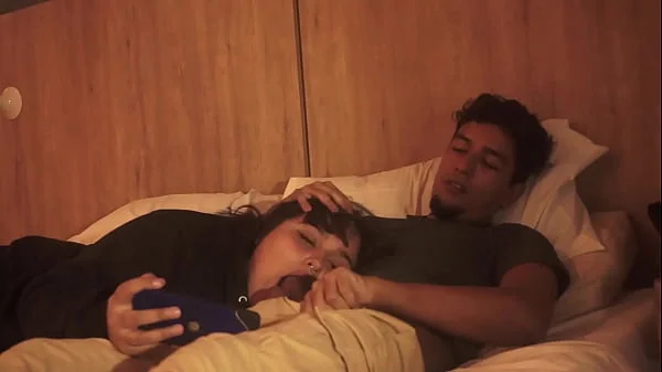 Mi hermanastro me mete su pene en mi boca mientras estamos acostados,no tuvo piedas con mi boquita y me la lleno de leche tratandome como su putita