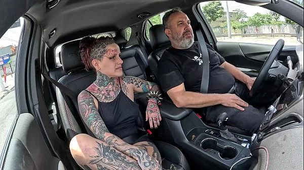 A tatuada Naty Loka pegou a carona e deu o cú no pelo para o motorista