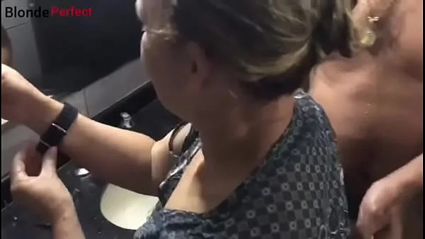 Serviço de quarto a empregada madura fode com hóspede do hotel e leva uma jatada na boca