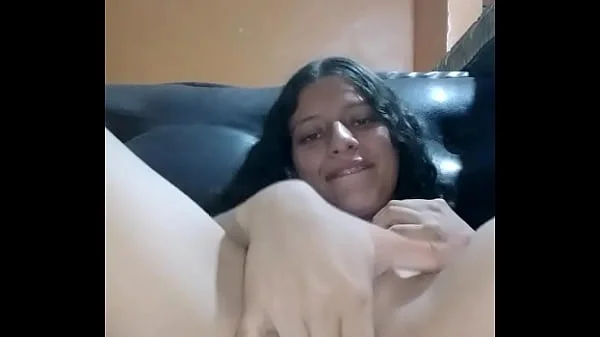 Disfruta tanto masturbarse en el mueble y casi la descubren!!