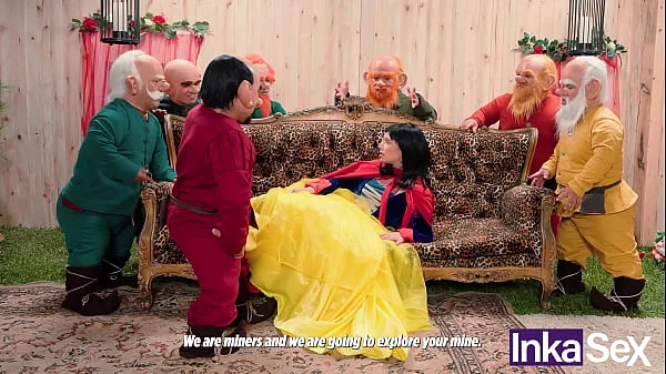 Blanca Nieves se pierde en el bosque y es follada por los 7 enanos.